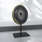 agaat op een zwarte metalen standaard