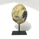 agaat op een zwarte metalen standaard